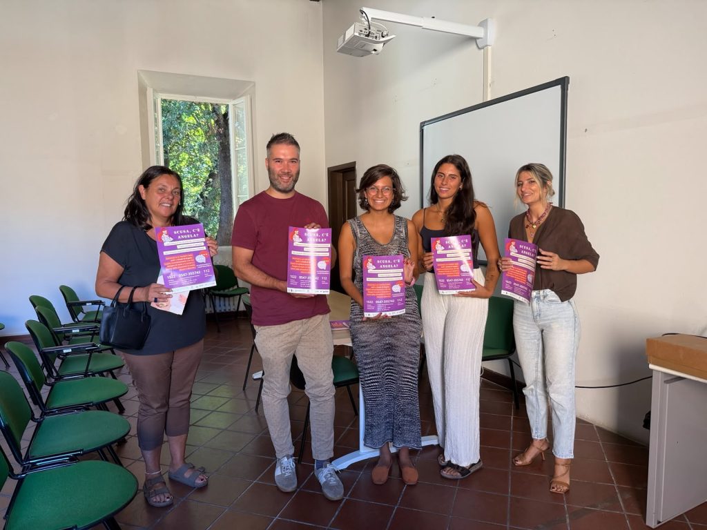Alcuni-degli-esercenti-coinvolti-con-lAssessora-Giorgia-Macrelli-e-Valentina-Barducci-del-Centro-donna-Centro-antiviolenza-del-Comune-di-Cesena